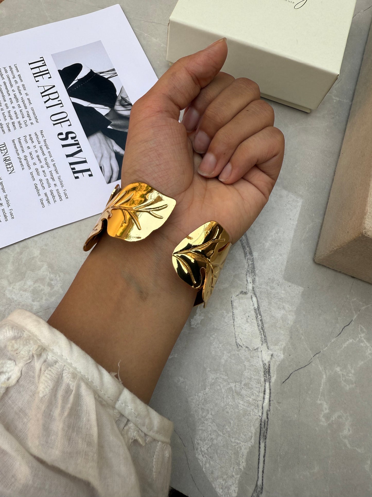 Bold leafy handcuff