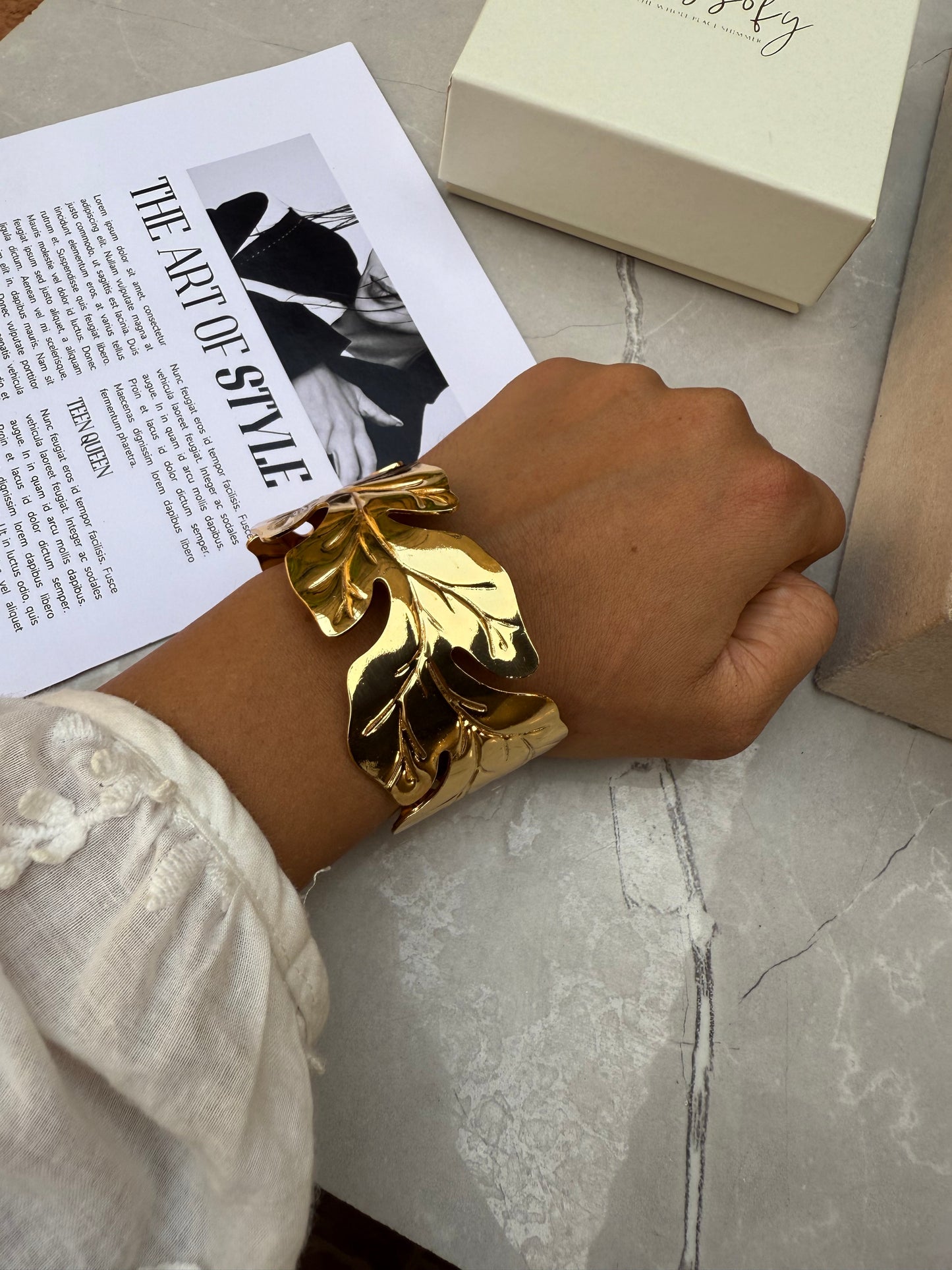 Bold leafy handcuff