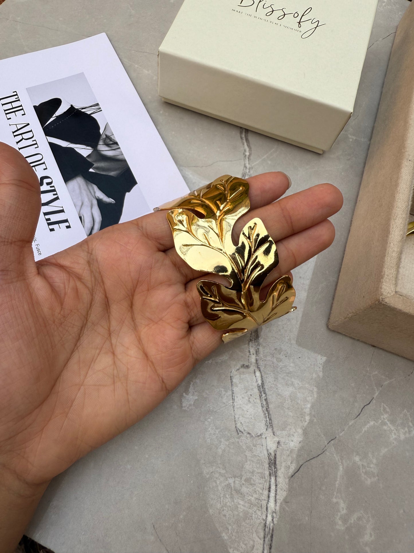 Bold leafy handcuff