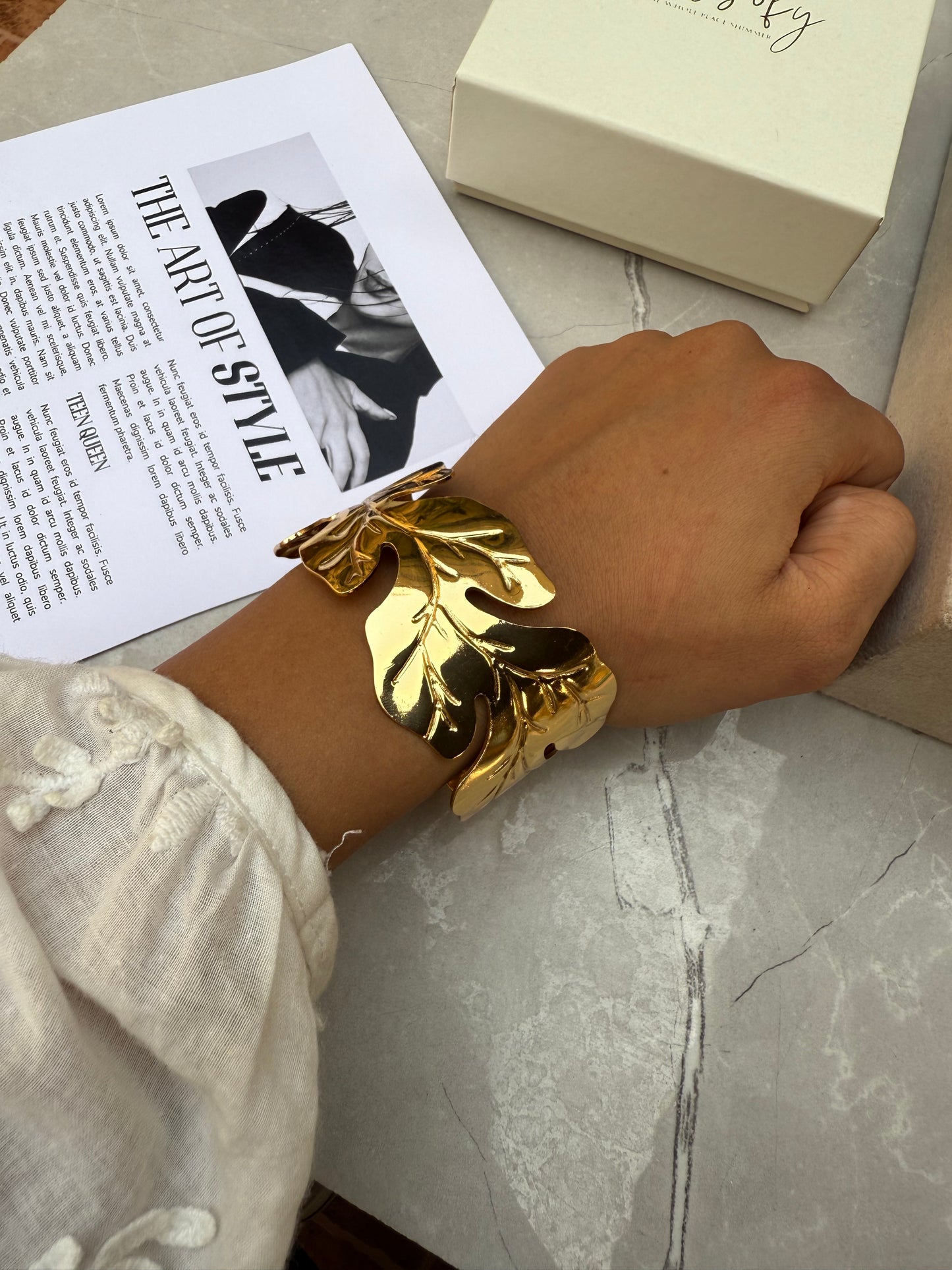 Bold leafy handcuff