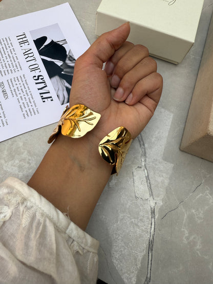 Bold leafy handcuff
