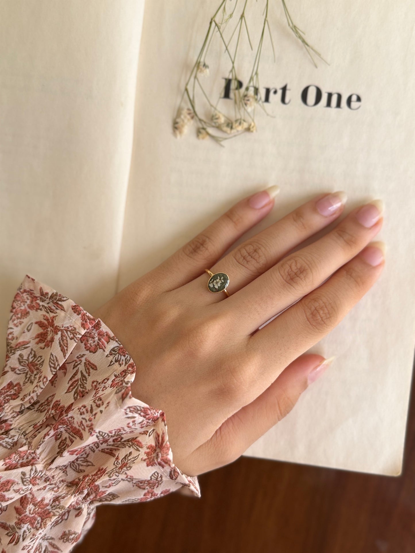 Luna oval ring