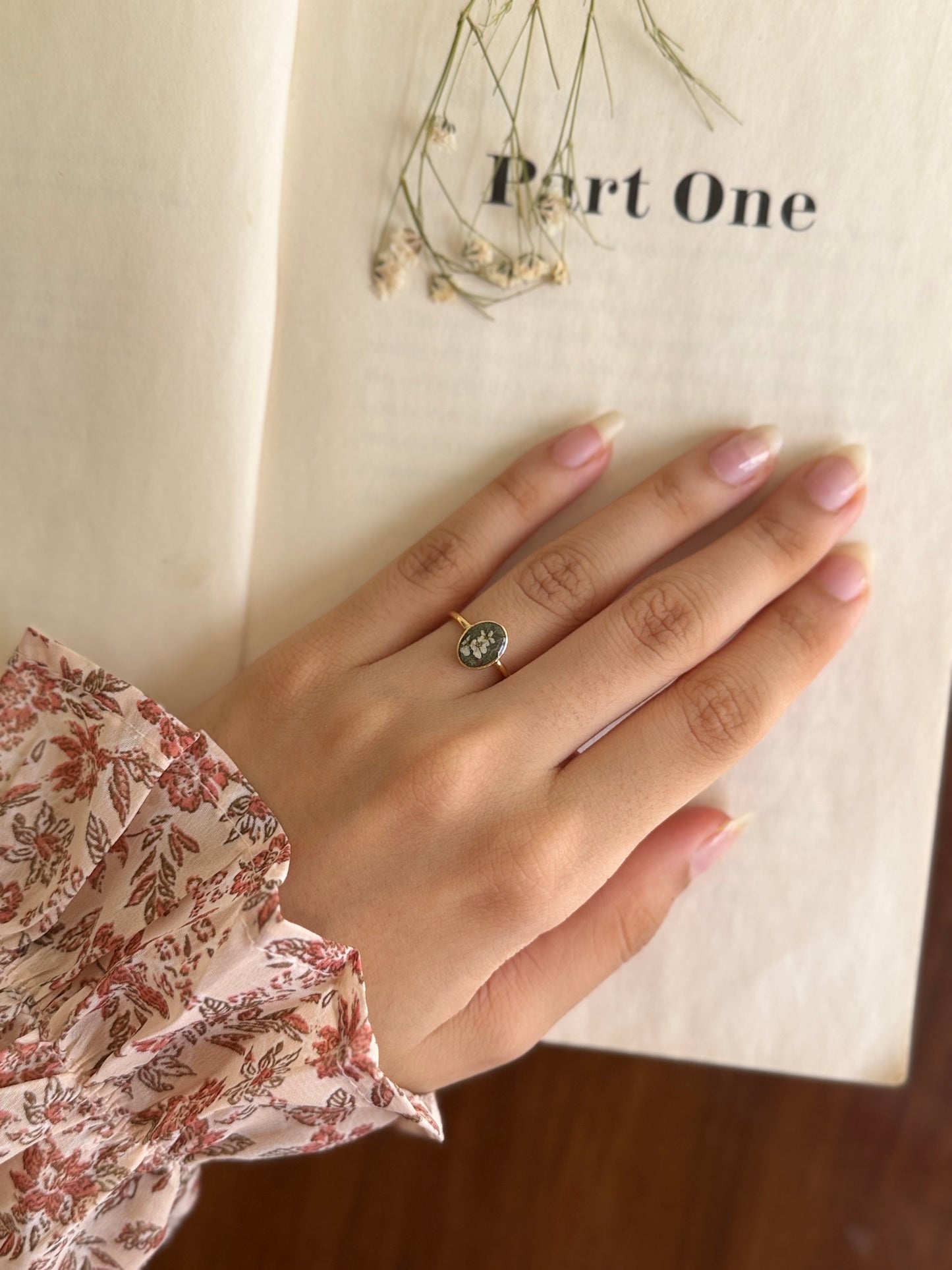 Luna oval ring