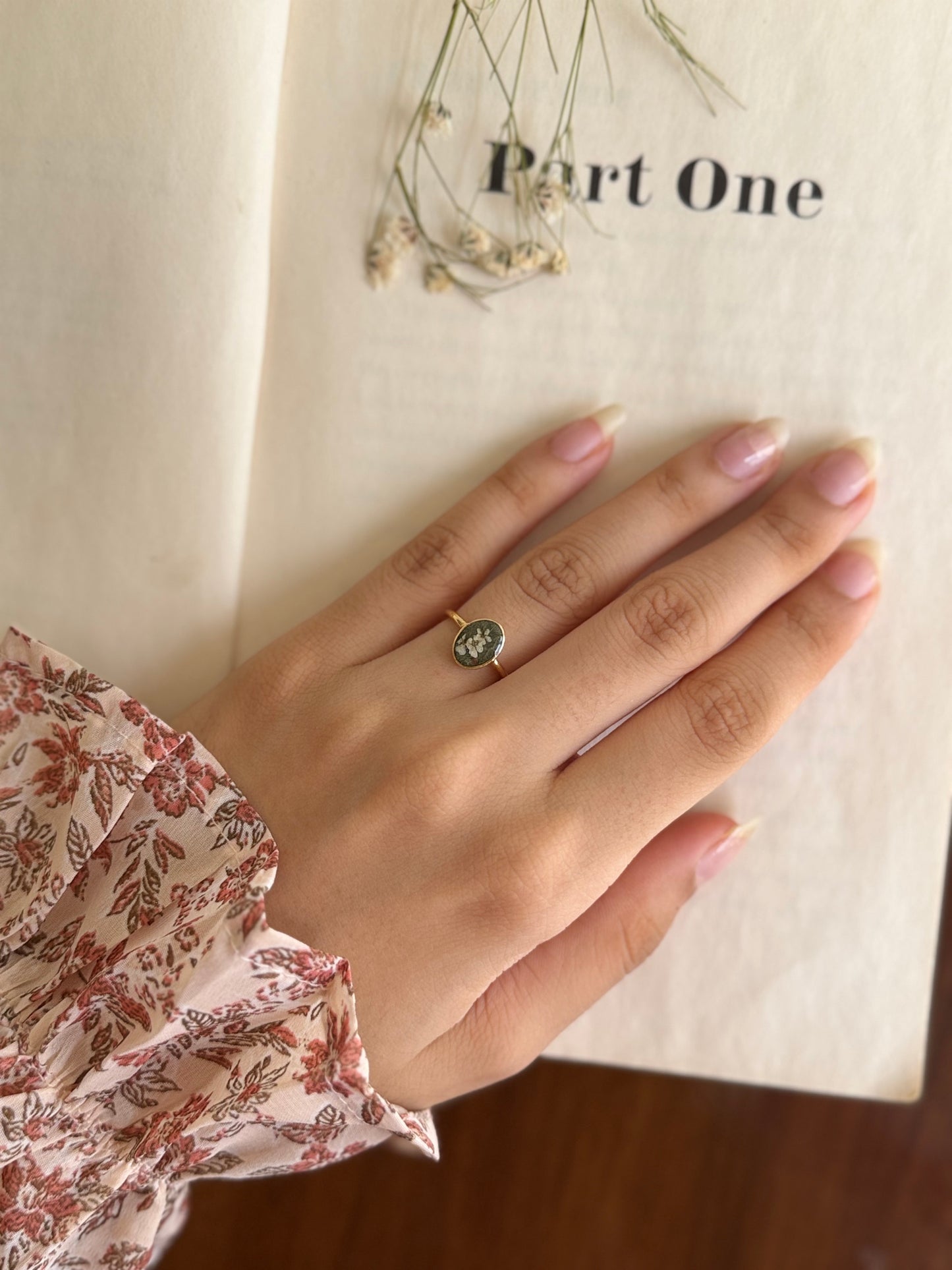 Luna oval ring