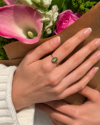 Luna oval ring